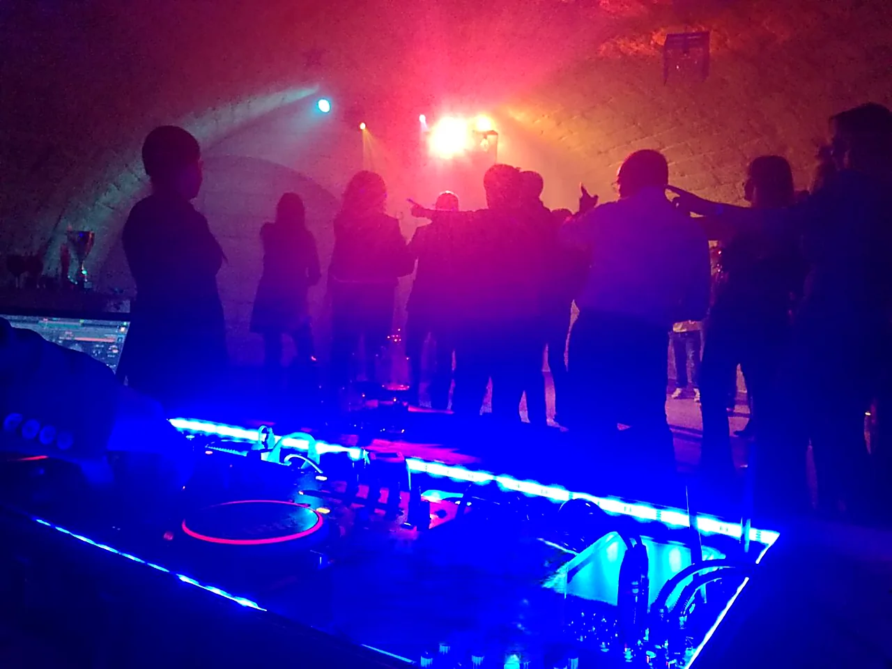 Festa con luci blu e ospiti in pista