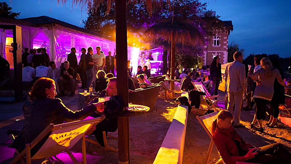 Serata all’aperto con luci colorate in un giardino